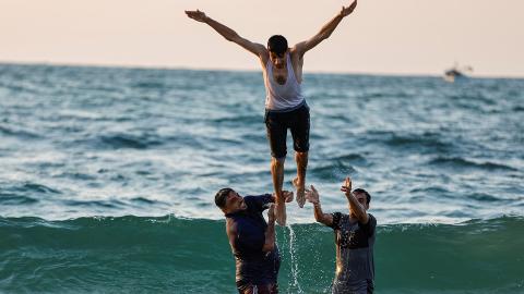 Palästinenser vergnügen sich am Strand von Gaza