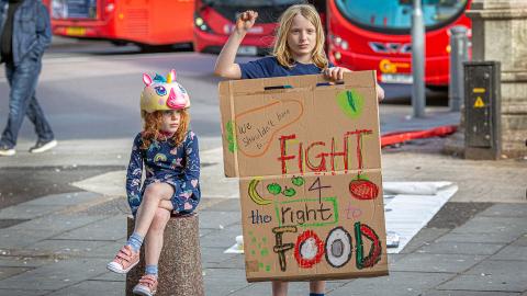 zwei Kinder demonstrieren mit einem selbst gemalten Plakat für Recht auf Nahrung im Londoner Stadtteil Lewisham