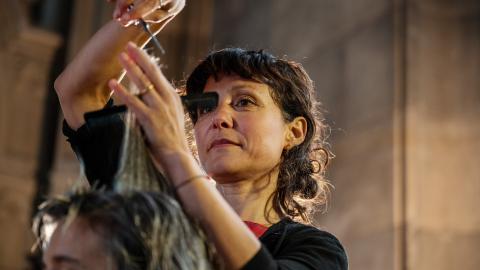 Anna Tschannen beim Haare schneiden in der Offenen Kirche Elisabethen in Basel