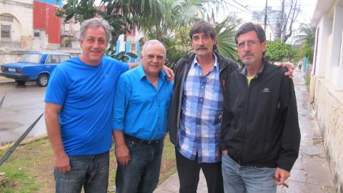 Josu Abrisketa (zweiter von links) mit drei ebenfalls ­deportierten baskischen Linken in Havanna