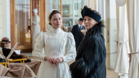 Still aus der TV-Serie «Davos 1917»: Gräfin Ilse von Hausner (Jeanette Hain) und die Rotkreuzschwester Johanna Gabathuler (Dominique Devenport)