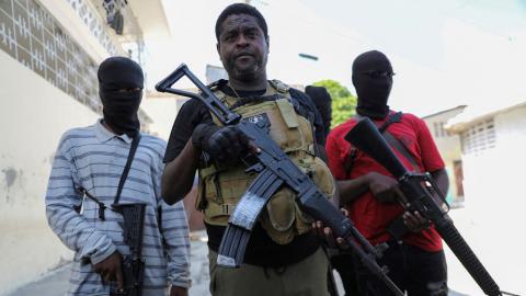 bewaffnete Männer an der Medienkonferenz mit Jimmy «Barbecue» Chérizier Anfang März in Port-au-Prince