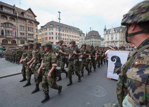 Armee bei einem Defilee in Basel
