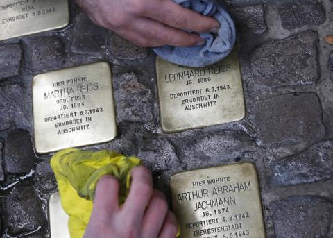 In Berlin werden «Stolpersteine» mit den Namen von im Holocaust Ermordeten gereinigt.