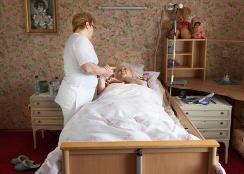 Altenpflegerin in einem Heim mit Patientin