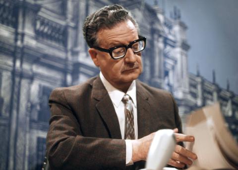 Salvador Allende in einem Radio- oder Fernsehstudio im April 1971