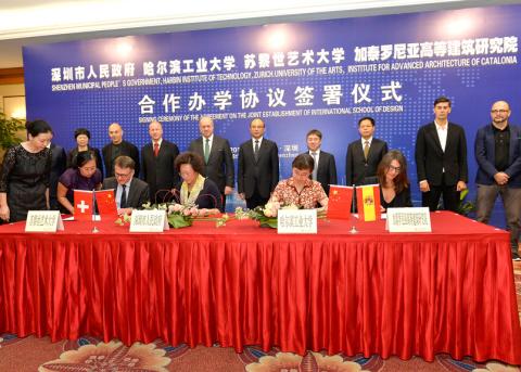 ZHdK-Direktor Thomas Meier bei der Unterzeichnung der Kooperationsvereinbarung mit der chinesischen Universität Harbin Institute of Technology im Juli 2015