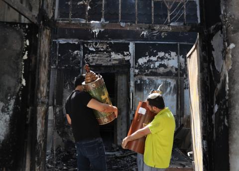 Personen bei der ausgebrannten Synagoge in Lod