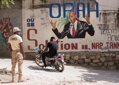ein Polizist bewacht die Residenz des ermordeten haitianischen Präsidenten Jovenel Moïse
