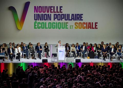 Personen auf der Bühne an einer gemeinsamen Veranstaltung diverser Linksparteien in Frankreich