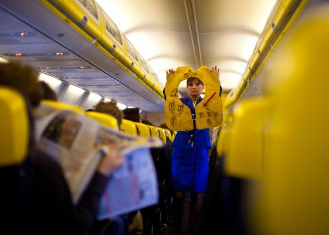 Ryanair-Flugbegleiterin in einem Flugzeug