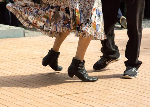 Fotoausschnitt der die Beine von tanzenden Personen zeigt