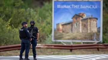 Kosovarische Polizisten auf der Strasse zum Kloster Banjska