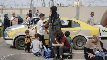 Palästinenser:innen warten an der Grenze zu Ägypten