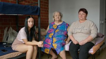 Daria Jewdokienko mit Familienangehörigen