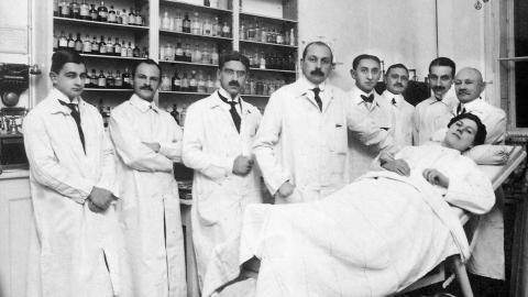 Acht Doktoren und eine Patientin (Deutschland um 1920)