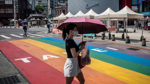 Eine LGBTIQ*-freundliche Einkaufsmeile in Taipeh mit Regenbogen-Fussgängerstreifen