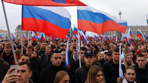 Menschen mit Russischen Fahnen an der Moskauer Feier zur Annexion ostukrainischer Gebiete