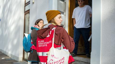 Agnes Jezler unterwegs im Basler St.-Johann-Quartier, wo sie mit einer Person bei einer Haustüre spricht