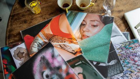 Schallplatten von Blau Blau Records auf einem Kaffee-Tischlein