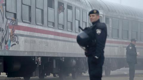 Kroatischer Polizist vor einem Zug