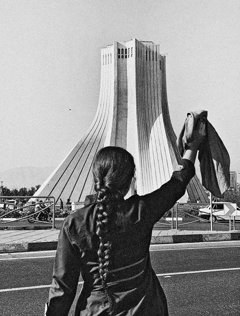 eine Frau vor dem Azadi Turm in Teheran