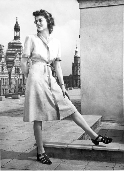 historisches Foto einer Frau im Kleid (Kleid während des zweiten Weltkrieges für sieben Coupons erhältlich)