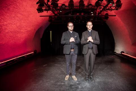 Johannes R. Millius und Daniel Blatter im Kellertheater Brig. 