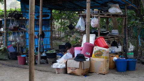 eine vor der Junta geflohene Frau harrt in einer behelfsmässigen Behausung im Dschungel aus