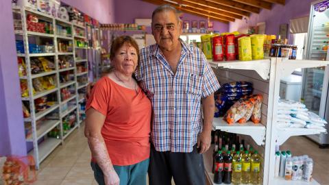 Noemi Painevil und Carlos Pérez in ihrem Laden in Sauzal Bonito