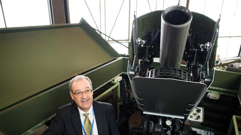 Bundesrat Guy Parmelin steht in einem Piranha-Radschützenpanzer der Mowag