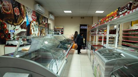 leere Kühlregale in einem Geschäft in Stepanakert am 7. Januar