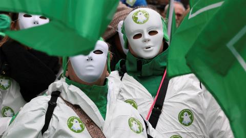 Demonstration am 31. Januar in Brüssel: Demonstrant:innen mit weissen Schutzanzügen und weissen Masken