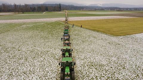 Bäuer:innen markieren am 26. Januar bei Bützberg die Strecke der Umfahrungsstrasse, indem sie Traktoren auf Landwirtschaftland hintereinander aufreihen