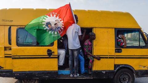 Anhänger der Labour Party unterwegs in Lagos in einem Bus