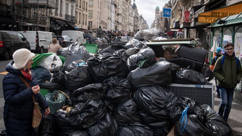 Müllberge auf einer Strasse in Paris
