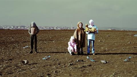 Fotoarbeit «Nowhere-Body-Here» von İnci Eviner: vier Kinder stehen auf einem kahlen Feld, im Hintergrund ist Istanbul zu sehen 