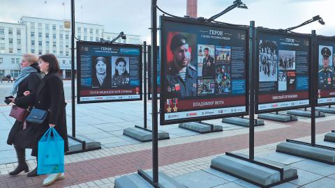 Stelltafeln mit Abbildungen der «Helden mit ewig russischem Herzen» auf einem Platz in Kaliningrad