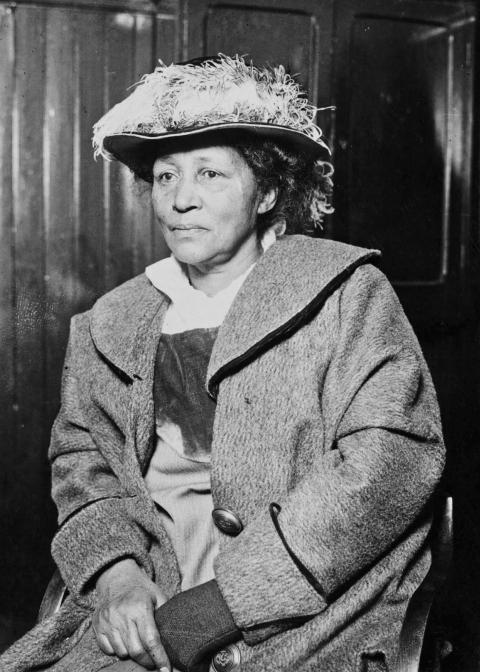 Lucy Parsons auf einem Polizeifoto von 1915