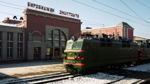 2 Lokomotiven an der Station der Transsibirischen Eisenbahn in Birobidschan