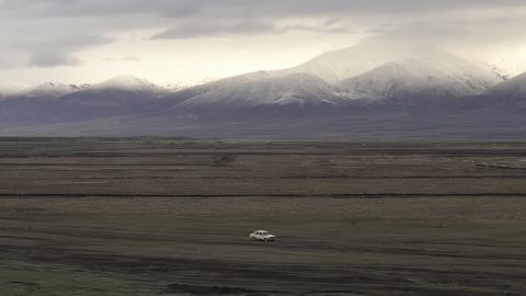Filmstill aus dem Film «Landshaft»: altes Auto fährt durch die armenische «Landshaft»