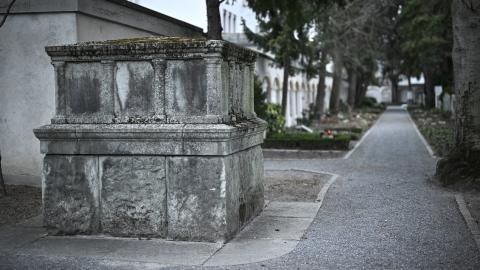Denkmal auf dem Churer Friedhof Daleu mit der Inschrift «Hier ruhen deutsche Soldaten.»