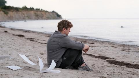 Filmstill aus dem Film «Roter Himmel»: Leon (Thomas Schubert) sitzt an einem Strand an der Ostsee