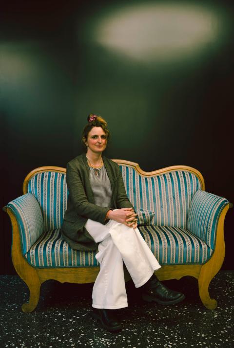 Filmemacherin Alice Rohrwacher sitzt auf einem antiken Sofa