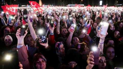Anhängerinnen von Recep Tayyip Erdoğan feiern in Ankara