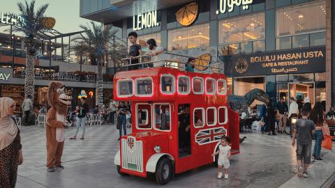 ein Doppeldecker-Spielbus vor der Babylon Mall im Zentrum Bagdads