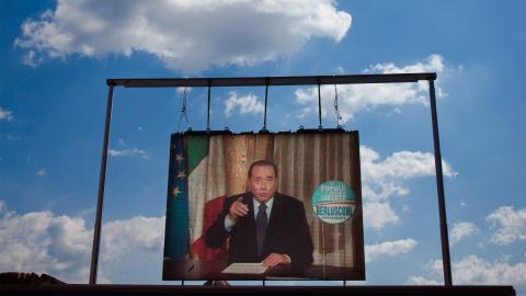 Silvio Berlusconi auf Grossleinwand anlässlich eines Besuchs in Florenz 2009