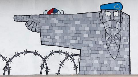 Wandbild von George Koftis in Düsseldorf: ein EU-Grenzbeamter und Stacheldraht