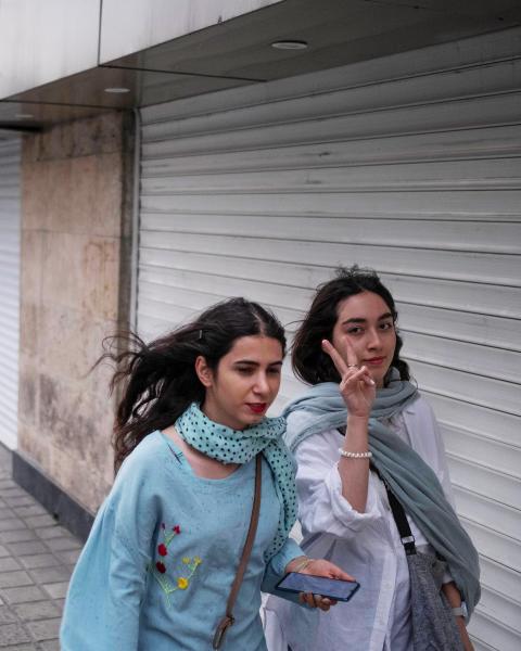zwei Frauen mit offenem Haar, welche in Teheran unterwegs sind
