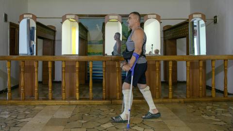 Pawlo Samokisch läuft mit Stöcken in einem Sanatorium bei Charkiw